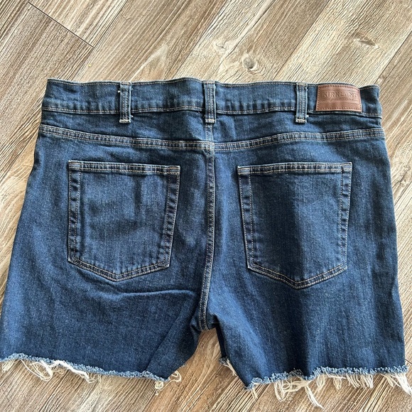 Hand painted cut off shorts - Picture 2 of 2